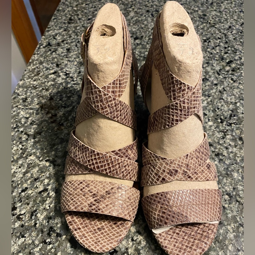 NWT CLARKS ARTISAN leather sandals